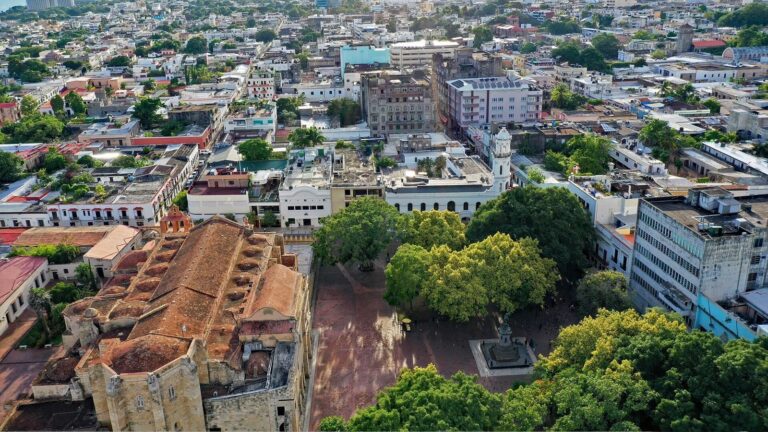 Vista del Malecón de Santo Domingo con cielo nublado