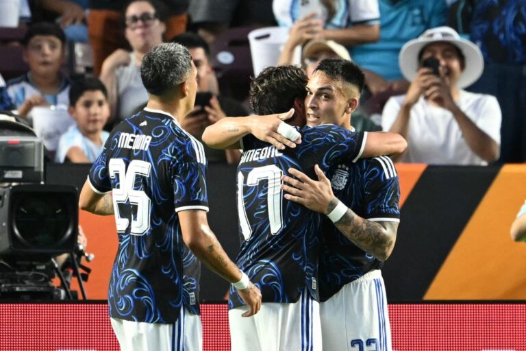 Lionel Messi saludando al público en el estadio Kyle Field durante el amistoso Argentina vs Honduras