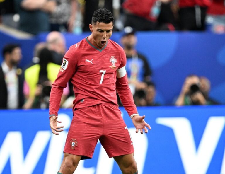 Cristiano Ronaldo celebrando un gol con la camiseta de Portugal