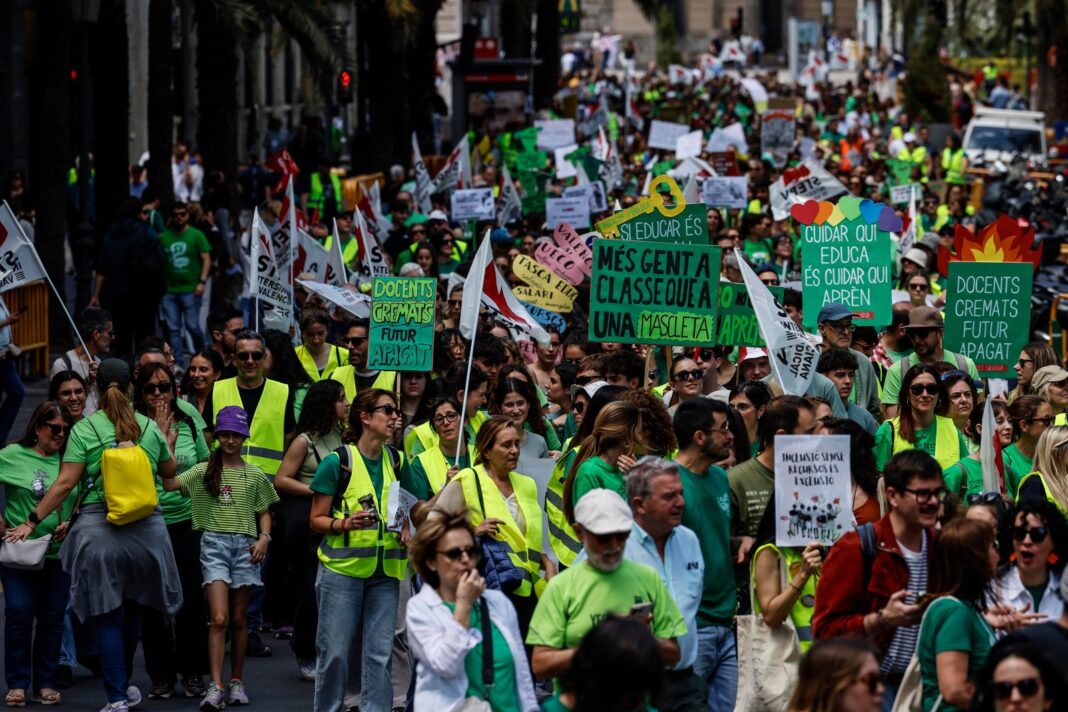 Docentes en una protesta por la educación pública en España