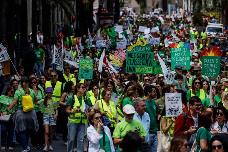 Docentes en una protesta por la educación pública en España