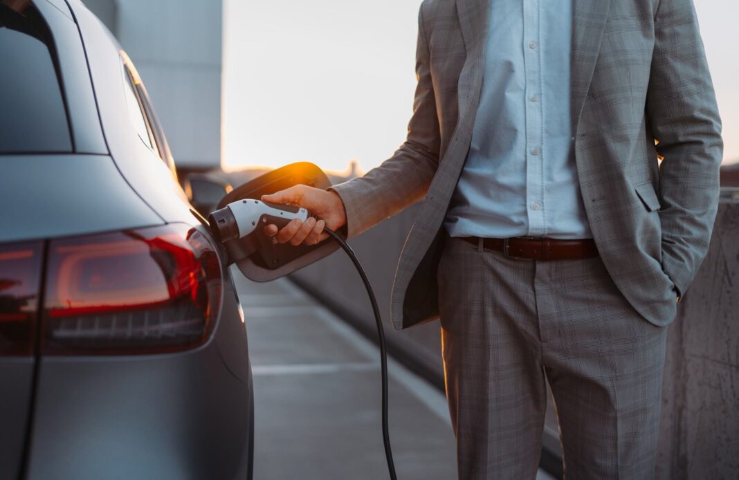 Auto eléctrico conectado a un cargador público
