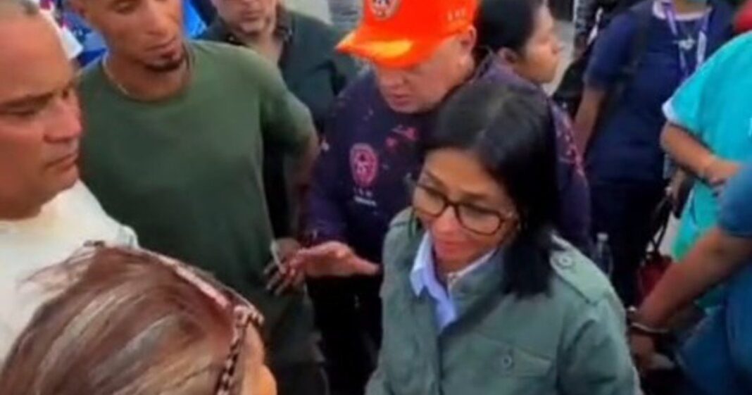 Delcy Rodríguez conversa con vecinos en La Guaira tras los terremotos
