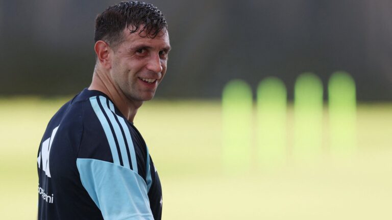 Emiliano Martínez entrenando con la selección argentina antes del debut contra Argelia