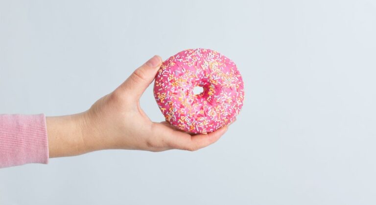 Donas glaseadas y con coberturas variadas en vitrina