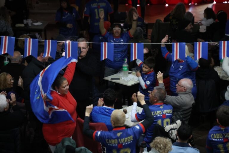 Personas reunidas en Dock Sud viendo el partido de Cabo Verde en un Mundial