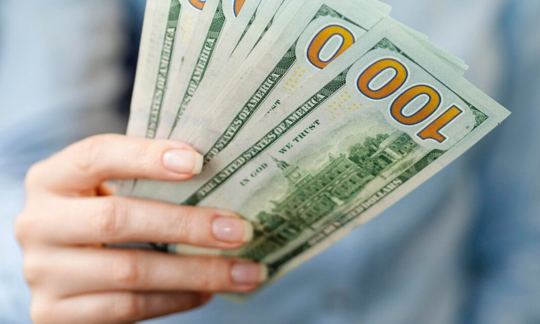 Billetes de dólar sobre una superficie plana