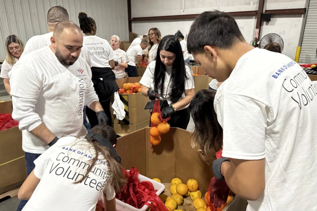 Personas recibiendo alimentos en una despensa comunitaria en Nueva York