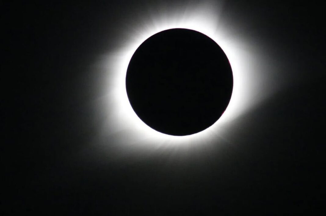 Eclipse solar total visto desde el espacio