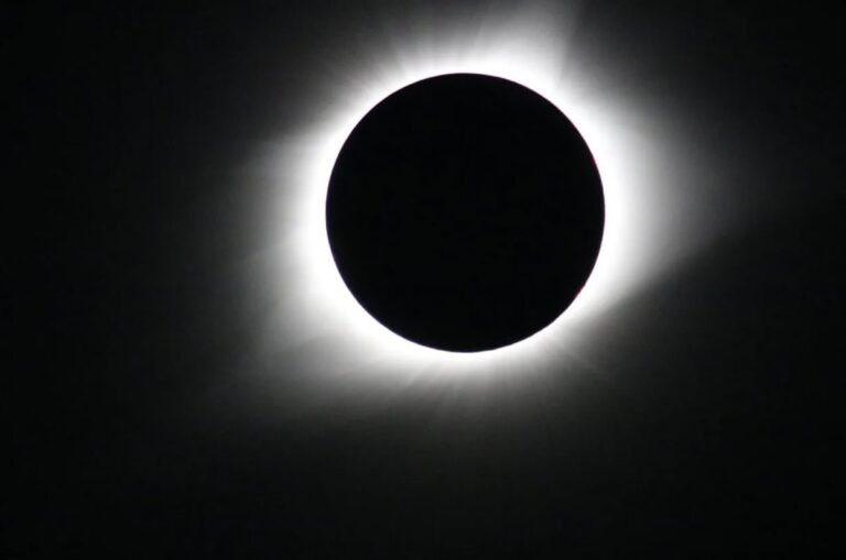 Eclipse solar total visto desde el espacio