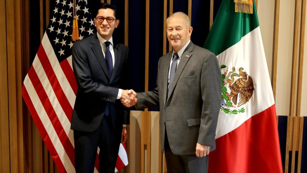 Embajador Ronald Johnson y secretario Roberto Velasco en reunión