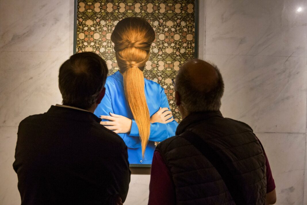 Retrato de mujer con cabello cubriendo el rostro, parte de la muestra Sustancia de Santiago Carrera