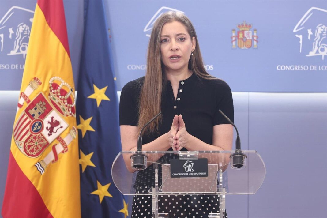Ester Muñoz habla en los pasillos del Congreso