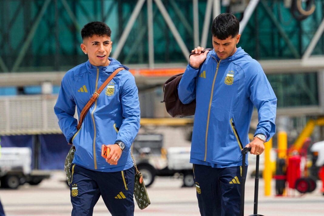 Exequiel Palacios brindando con su familia antes de viajar al Mundial 2026