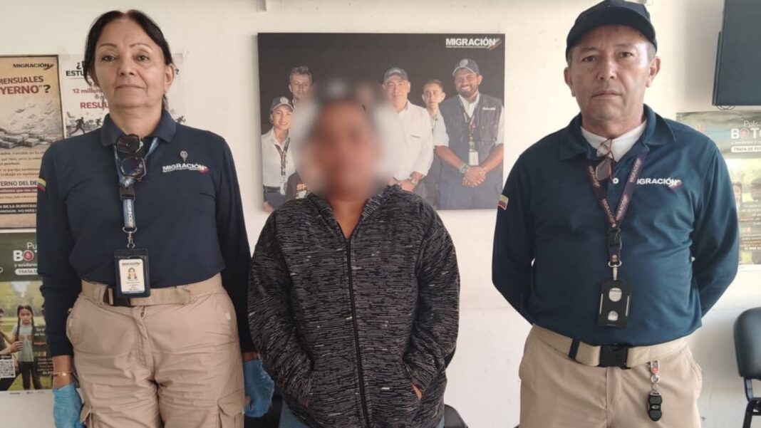 Oficiales de Migración Colombia en la frontera de Paraguachón