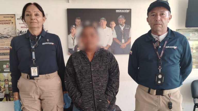 Oficiales de Migración Colombia en la frontera de Paraguachón