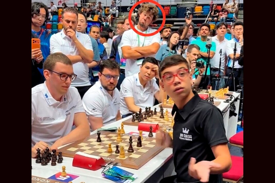 Faustino Oro jugando al ajedrez en el Campeonato Mundial de Blitz por equipos en Hong Kong