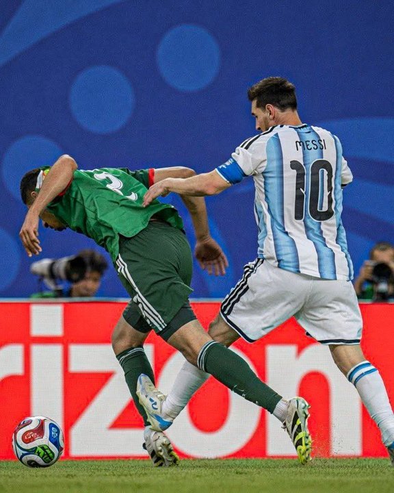 Jugadores de Argelia y Argentina durante el partido del Mundial 2026