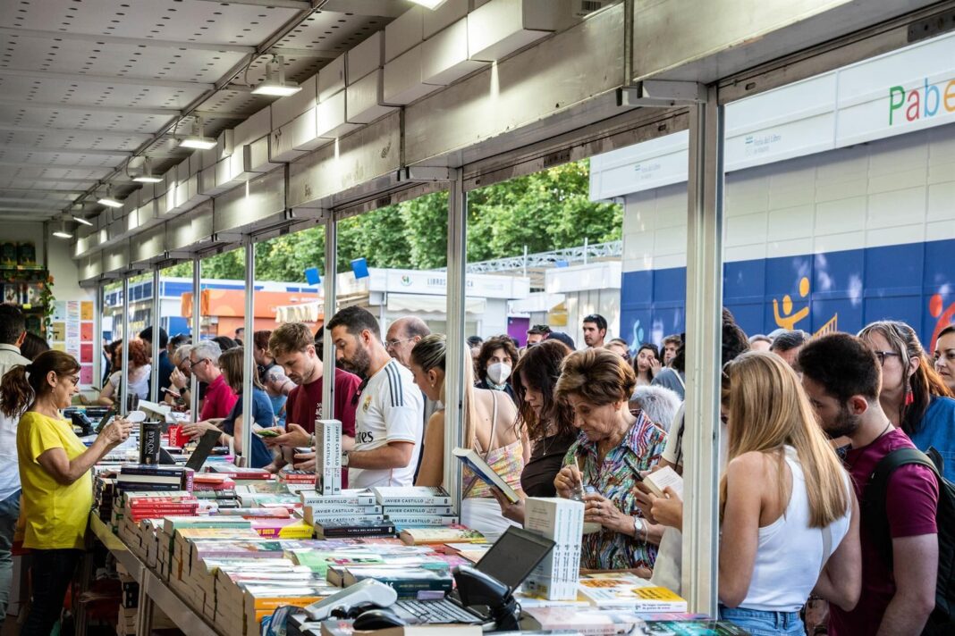 Vista del parque de El Retiro durante la Feria del Libro de Madrid