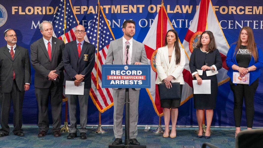 Conferencia de prensa del fiscal general de Florida sobre trata de personas