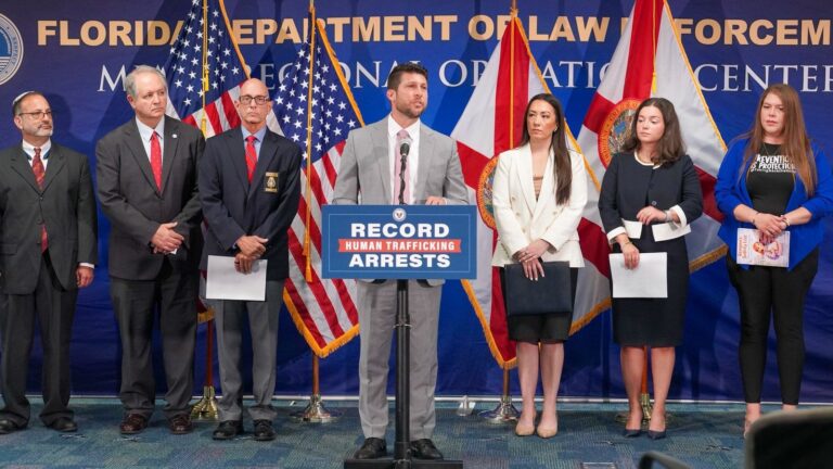 Conferencia de prensa del fiscal general de Florida sobre trata de personas