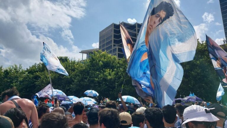 Multitud de hinchas argentinos en el Klyde Warren Park de Dallas durante banderazo