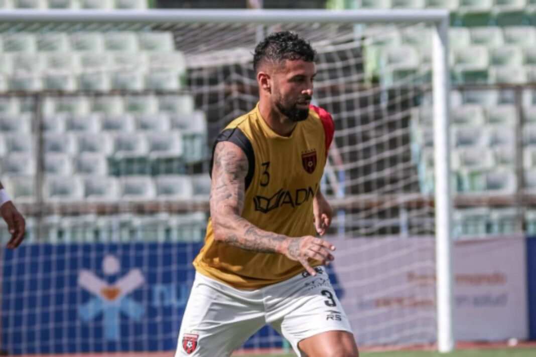 Lucas Trejo jugando al fútbol con la camiseta de Monagas SC
