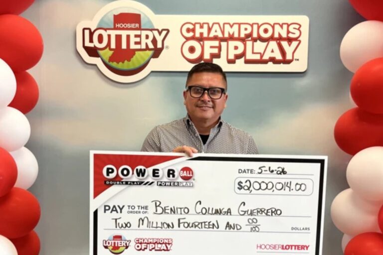 Ticket de Powerball y billetes de dólar