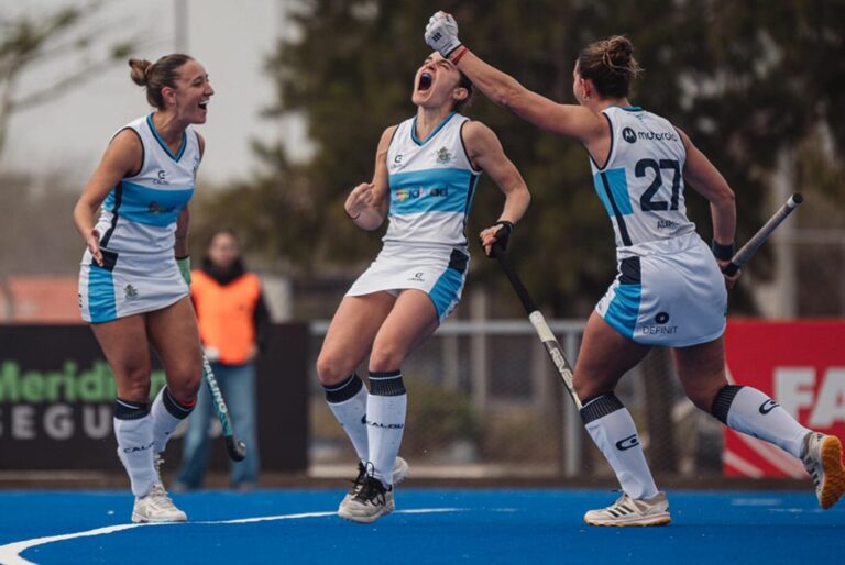 Partido de hockey femenino entre GEBA y Olivos