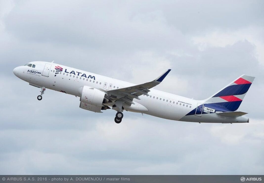 Avión de LATAM Airlines Brasil en aeropuerto