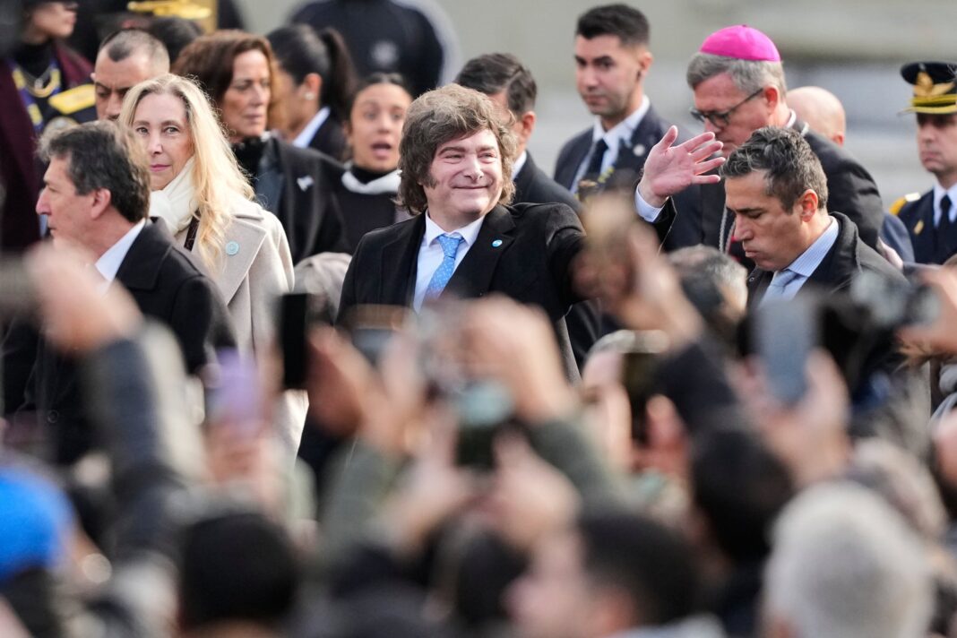 Manuel Adorni en una conferencia de prensa oficial