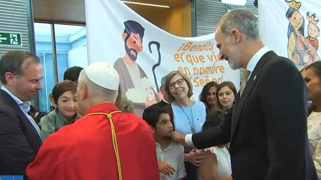 Niños saludan al papa León XIV en el aeropuerto Adolfo Suárez Madrid-Barajas