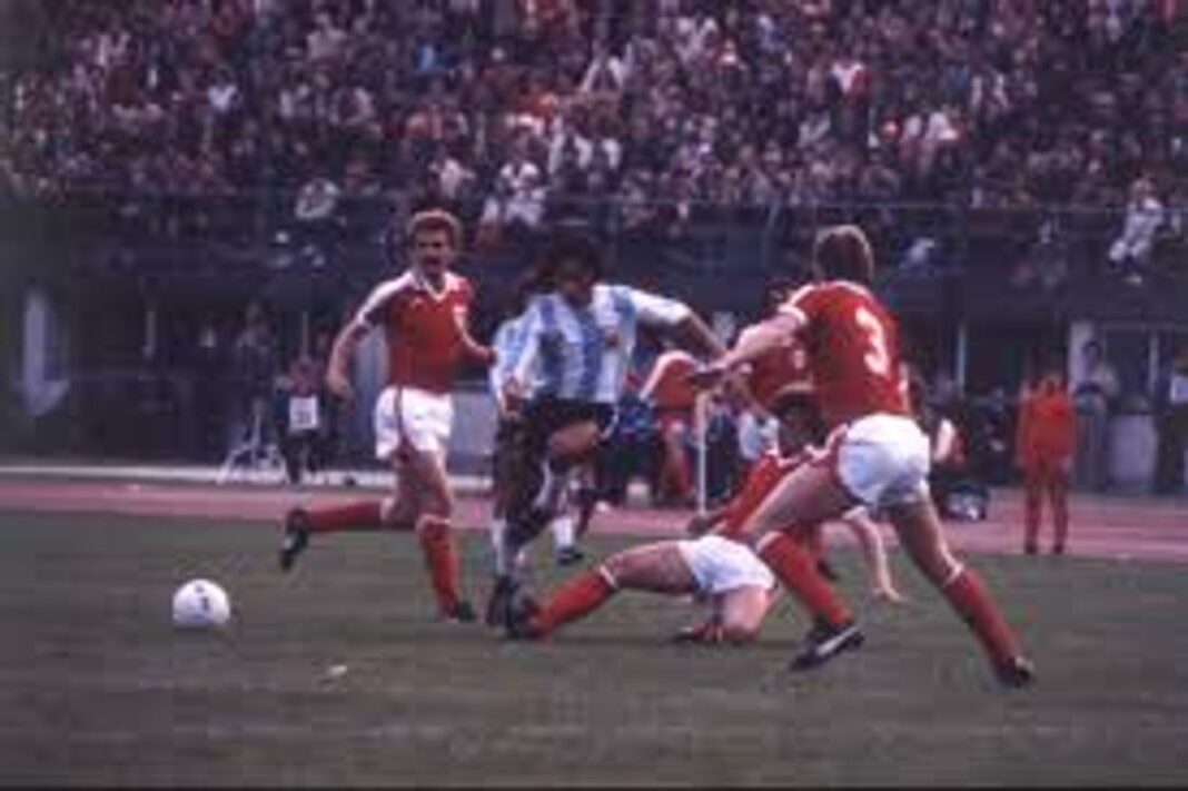 Jugadores de la Selección argentina y austriaca en un partido de fútbol