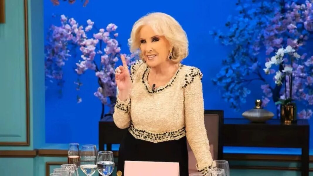 Mirtha Legrand en la mesa de su programa