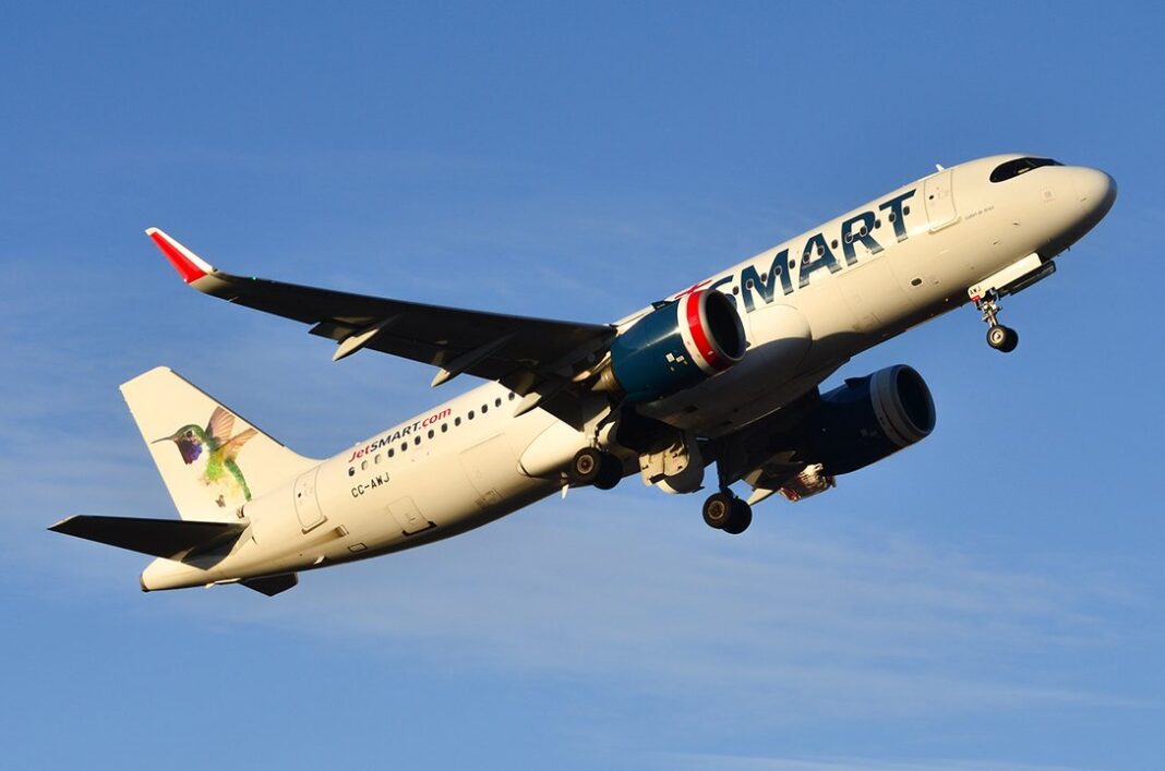 Avión de JetSMART en pista de aterrizaje