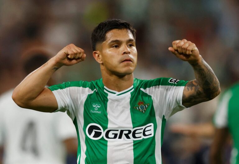 Juan Camilo Hernández en un partido de fútbol