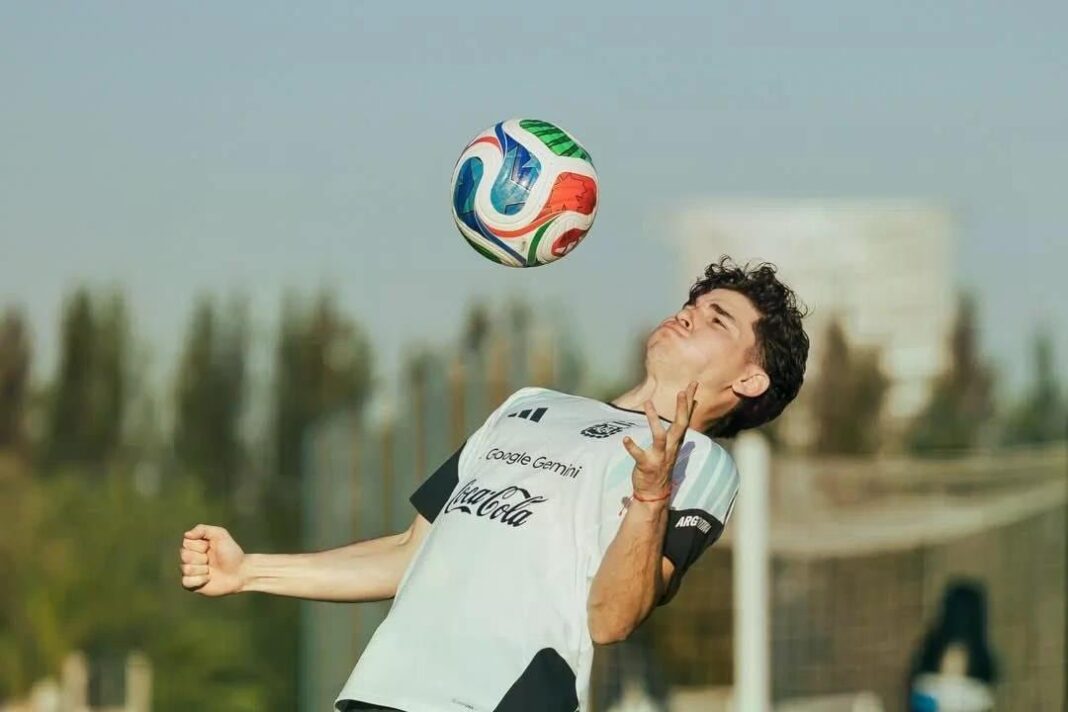 Julián Alvarez durante un entrenamiento de la selección argentina