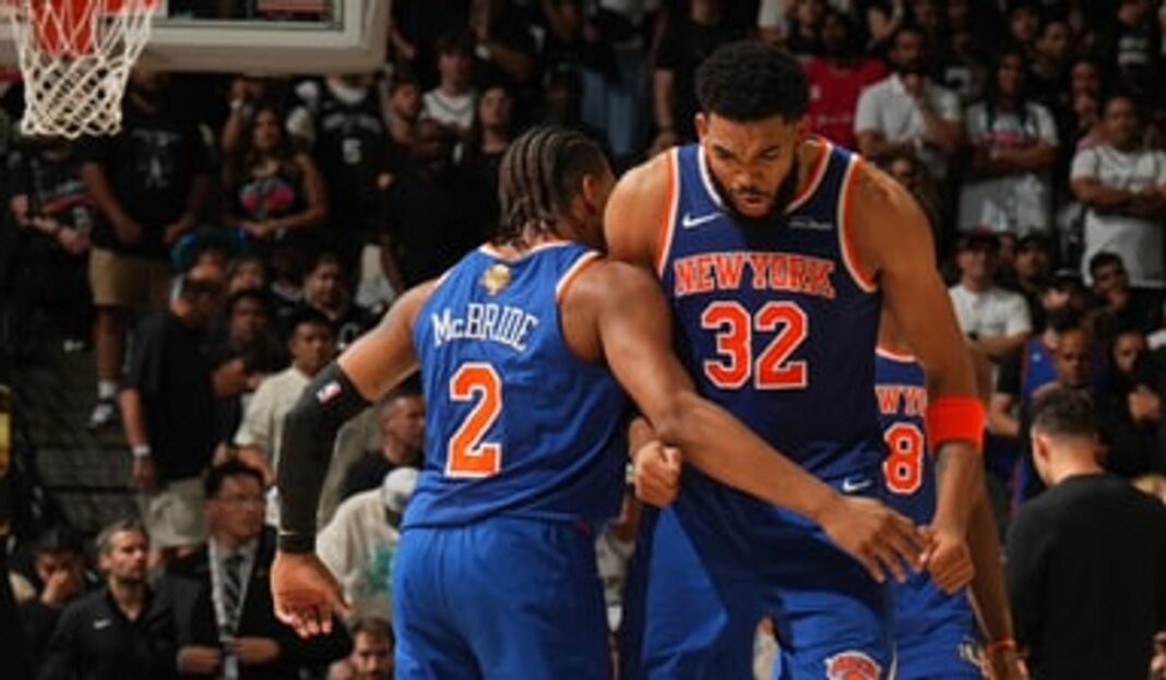 Jugadores de New York Knicks celebrando tras ganar el segundo juego de las Finales NBA frente a San Antonio Spurs