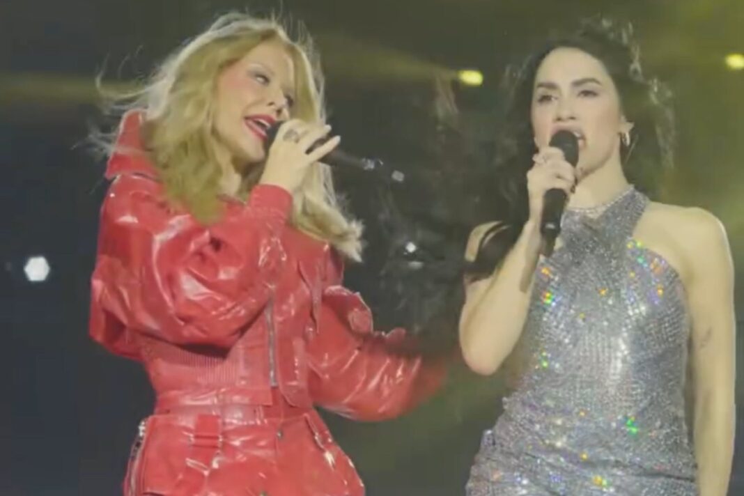 Lali Espósito y Kylie Minogue en el escenario del Estadio Monumental