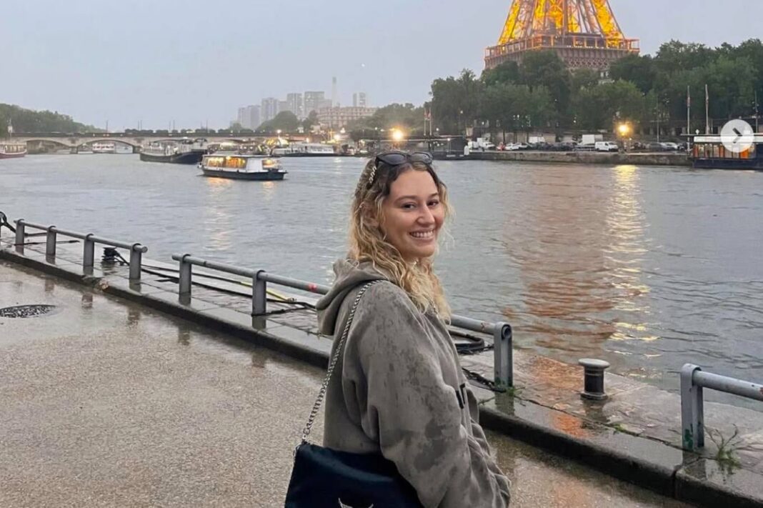 Lucía Amura sonriente en un entorno urbano