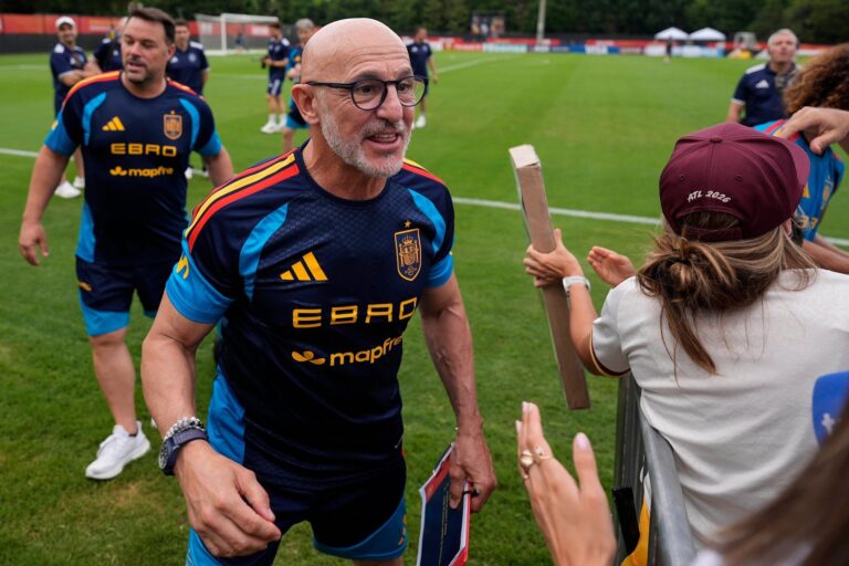 Luis de la Fuente en conferencia de prensa con la selección española