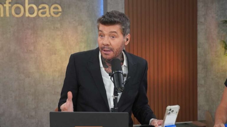 Marcelo Tinelli probando tacos picantes en Infobae Mundial
