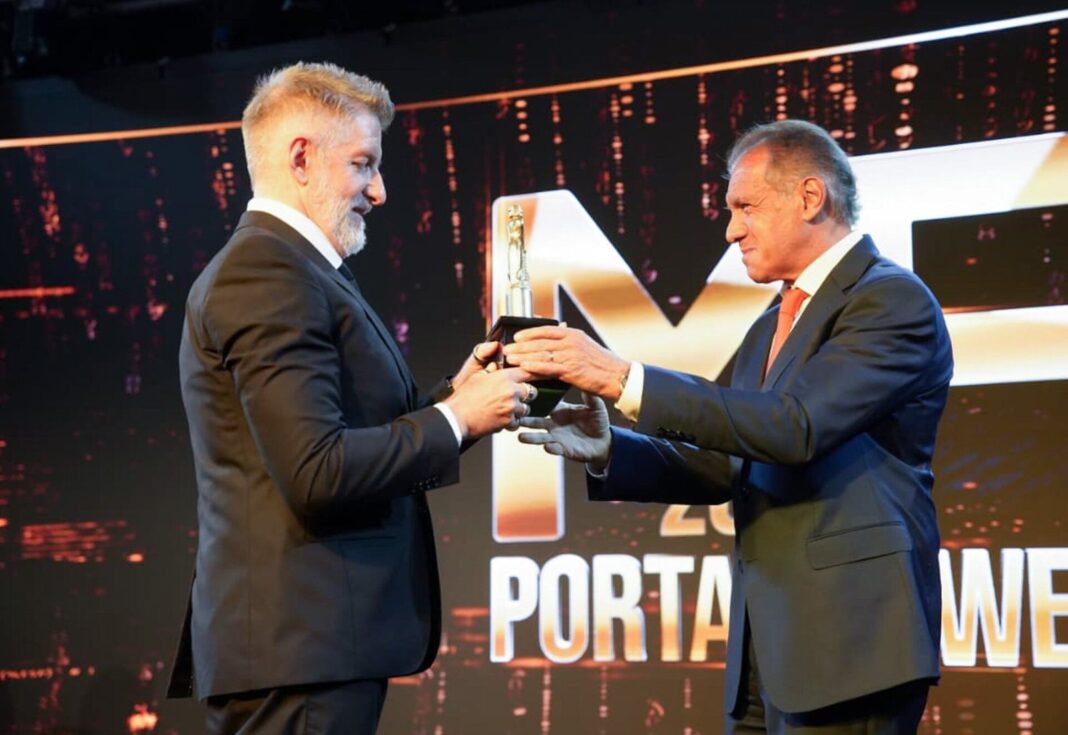 Daniel Hadad entrega el Martín Fierro de Oro a Luis Novaresio en el escenario del Goldencenter