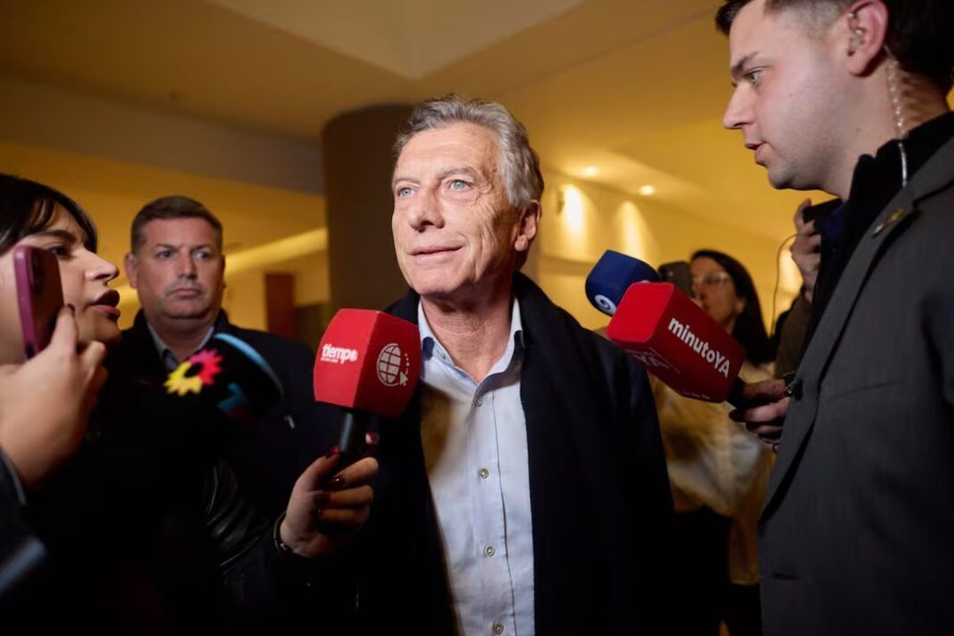 Mauricio Macri saludando en un acto público