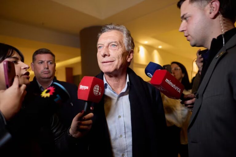 Mauricio Macri saludando en un acto público