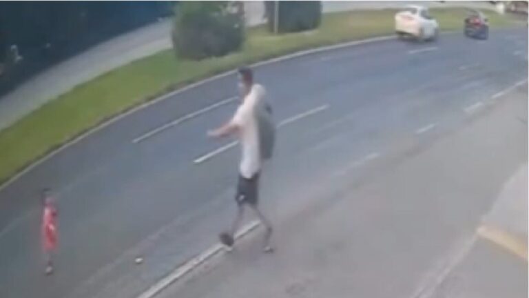 Imagen de cámara de seguridad que muestra a una menor caminando sobre la Carretera Nacional en Santiago, Nuevo León
