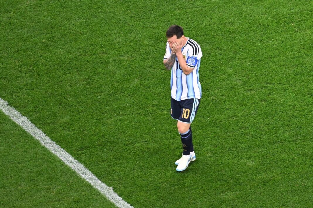 Lionel Messi patea un penal durante el partido Argentina vs Austria