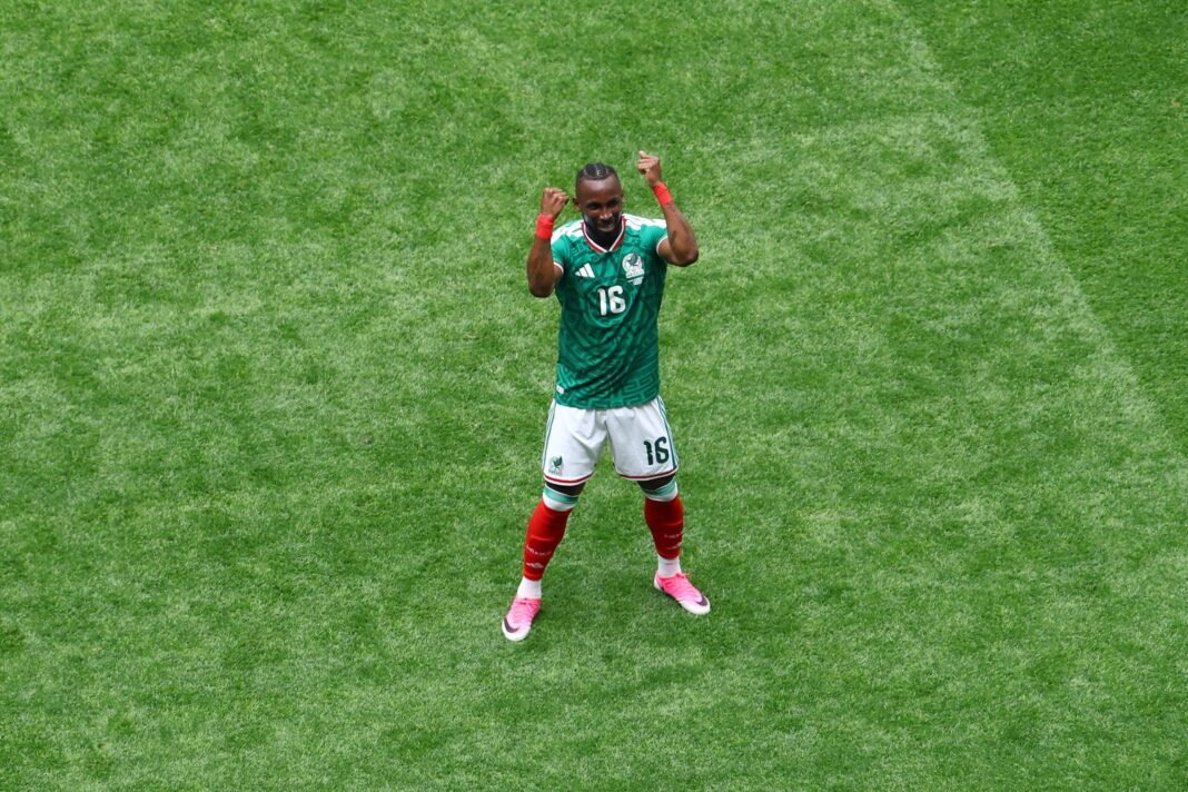 Julián Quiñones celebrando el gol en el estadio Ciudad de México