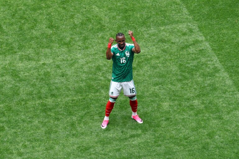 Julián Quiñones celebrando el gol en el estadio Ciudad de México