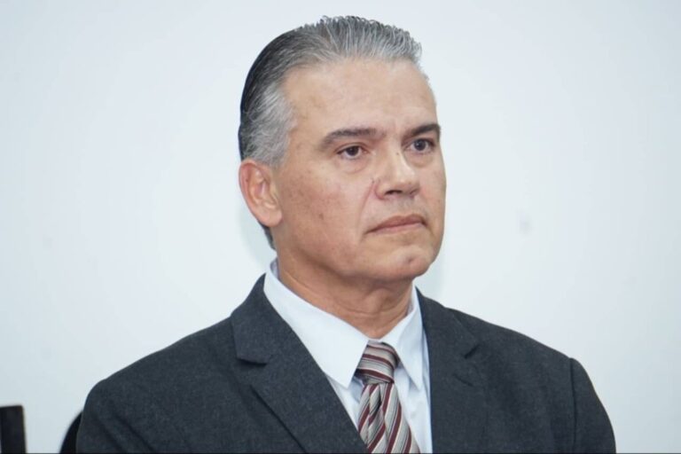 Ministro de Defensa de Bolivia, Ernesto Justiniano, durante acto en el Colegio Militar